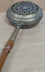 Antigüedades: CALIENTA CAMAS DE LATÓN Y MANGO DE MADERA SIGLO XIX